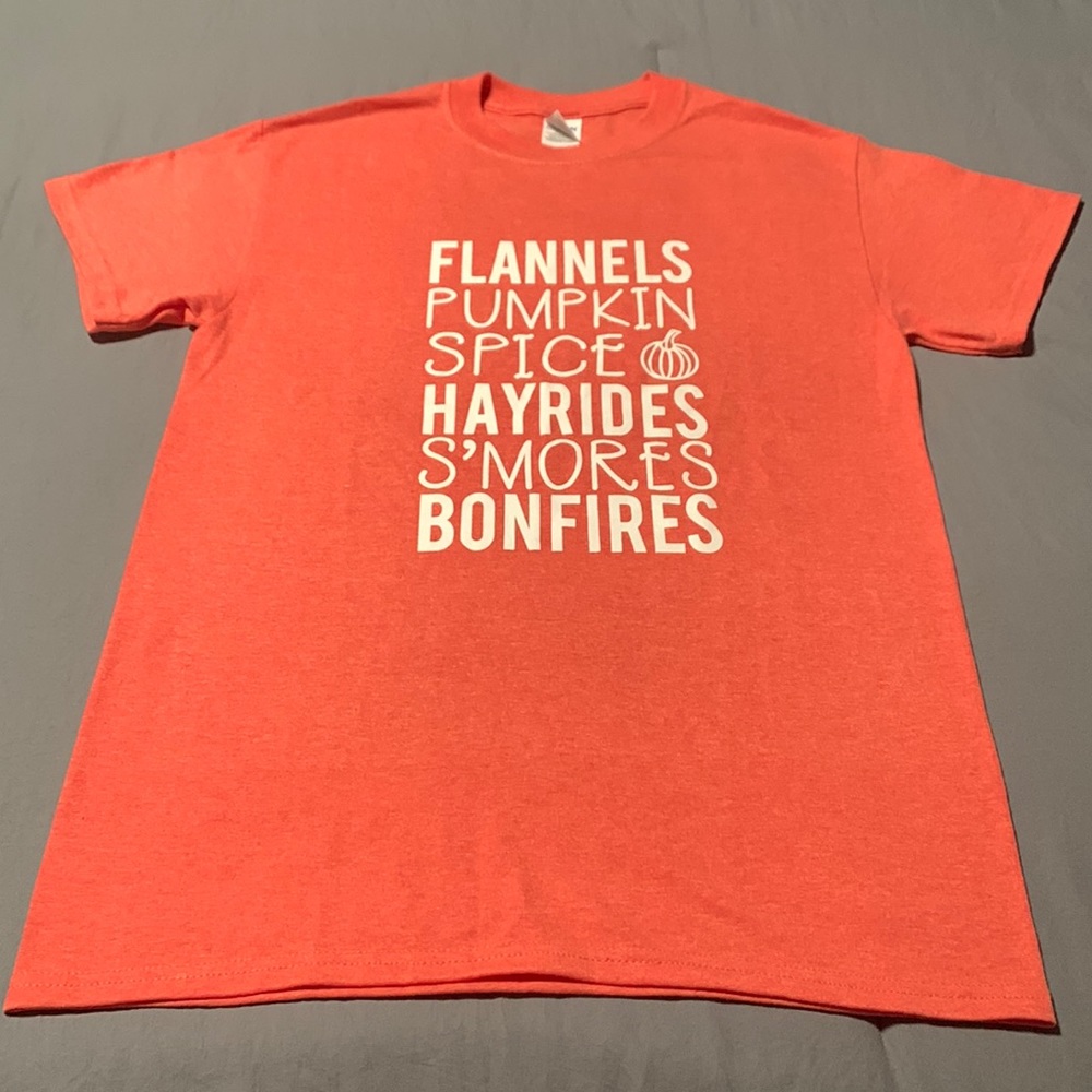 Ladies “Fall Themed” Tee, EUC, Size Small
